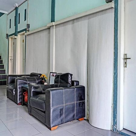 Oyo 91731 Home Stay Elis Cateliya Syariah Karawang Exterior photo