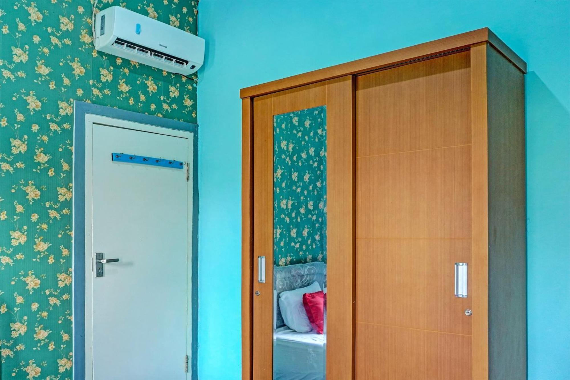 Oyo 91731 Home Stay Elis Cateliya Syariah Karawang Exterior photo