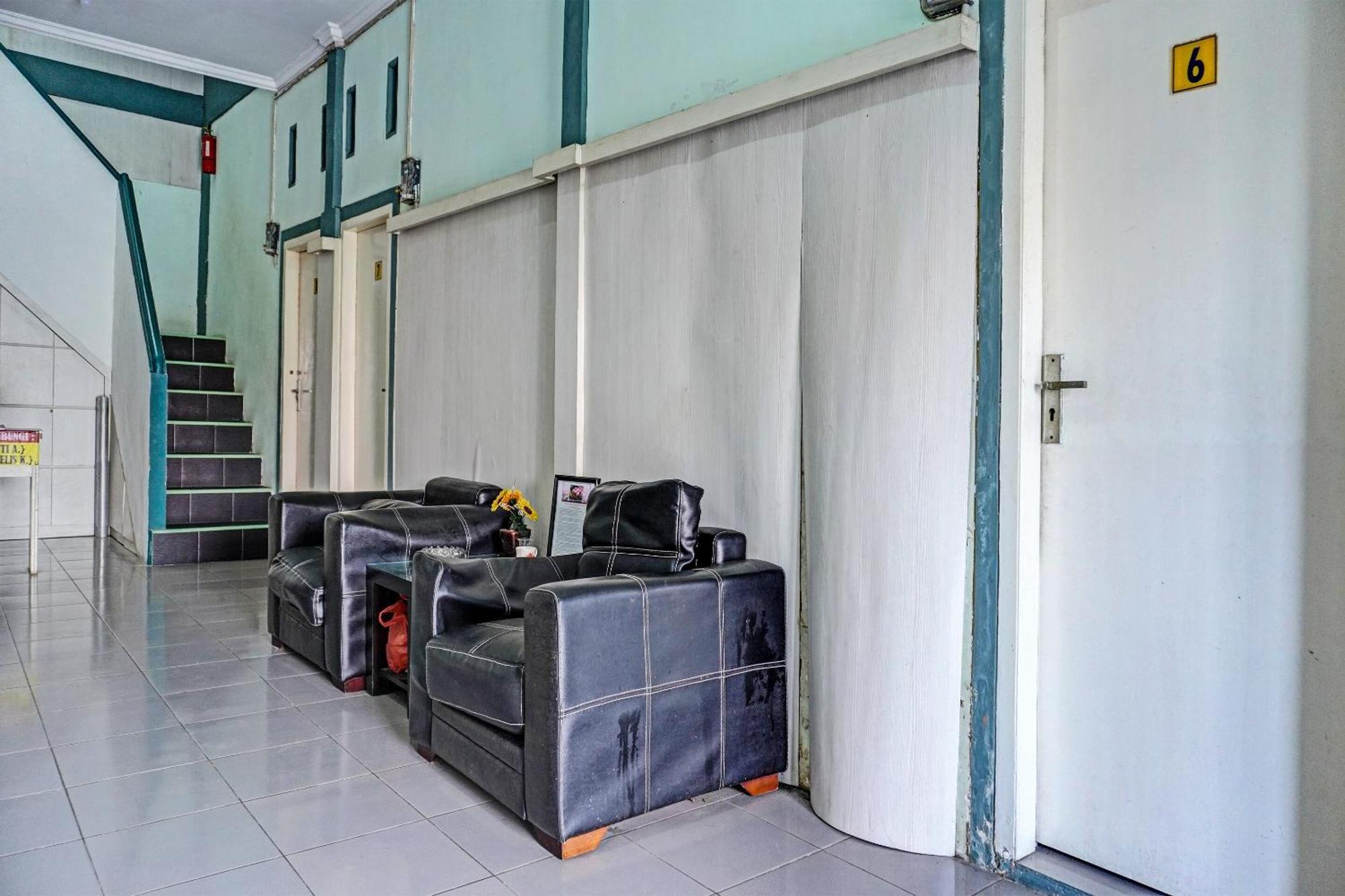 Oyo 91731 Home Stay Elis Cateliya Syariah Karawang Exterior photo