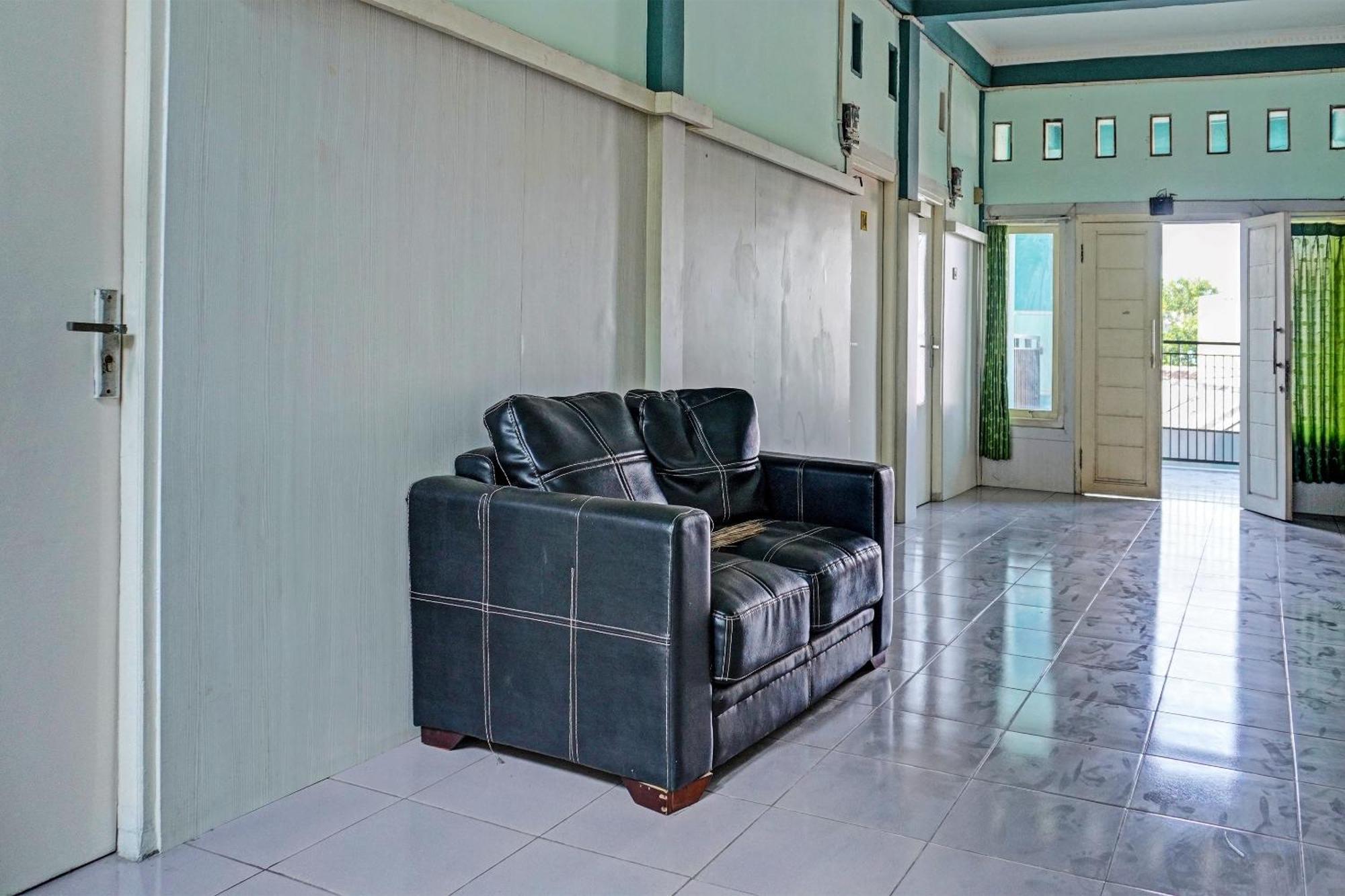 Oyo 91731 Home Stay Elis Cateliya Syariah Karawang Exterior photo