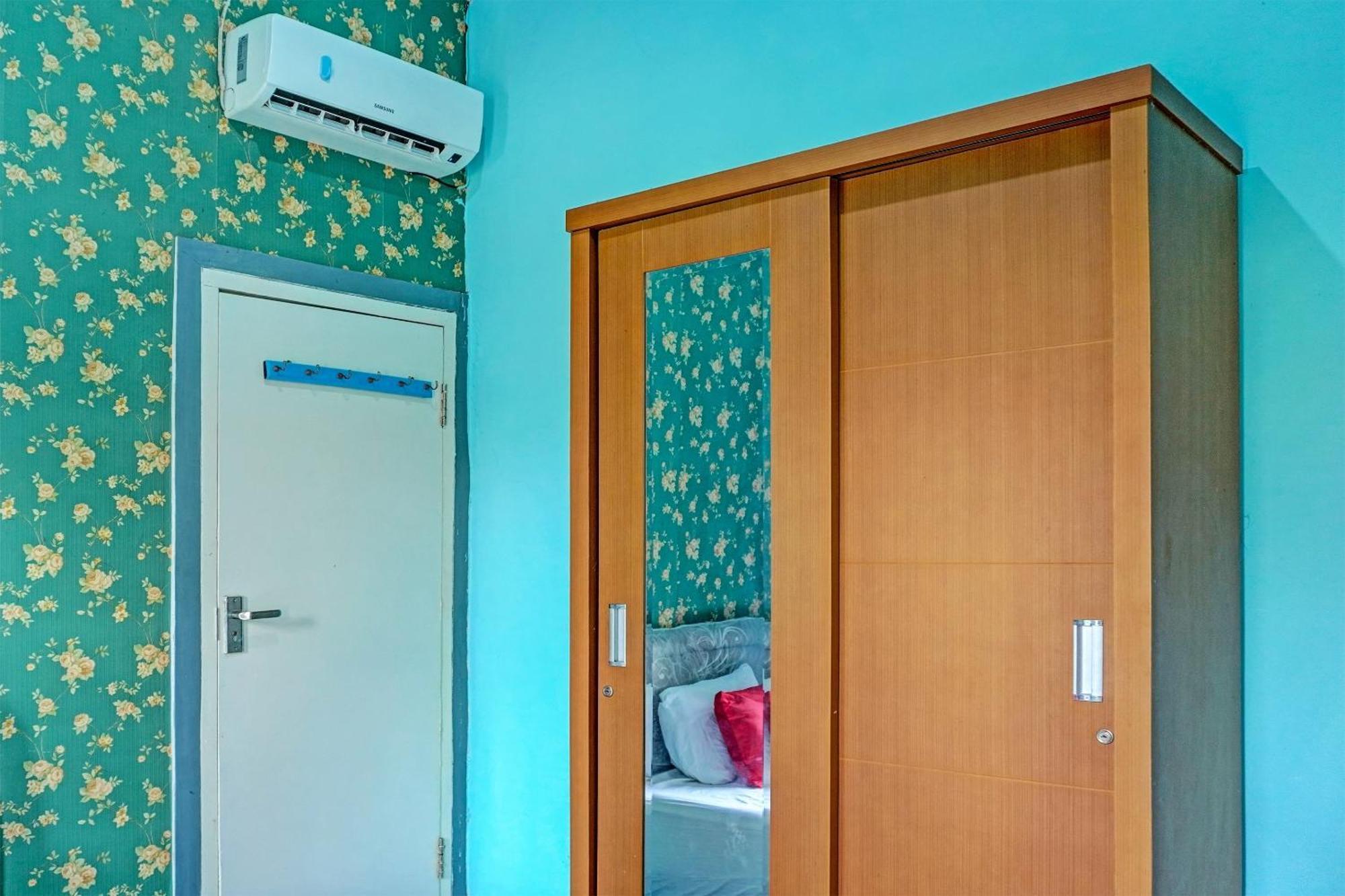 Oyo 91731 Home Stay Elis Cateliya Syariah Karawang Exterior photo