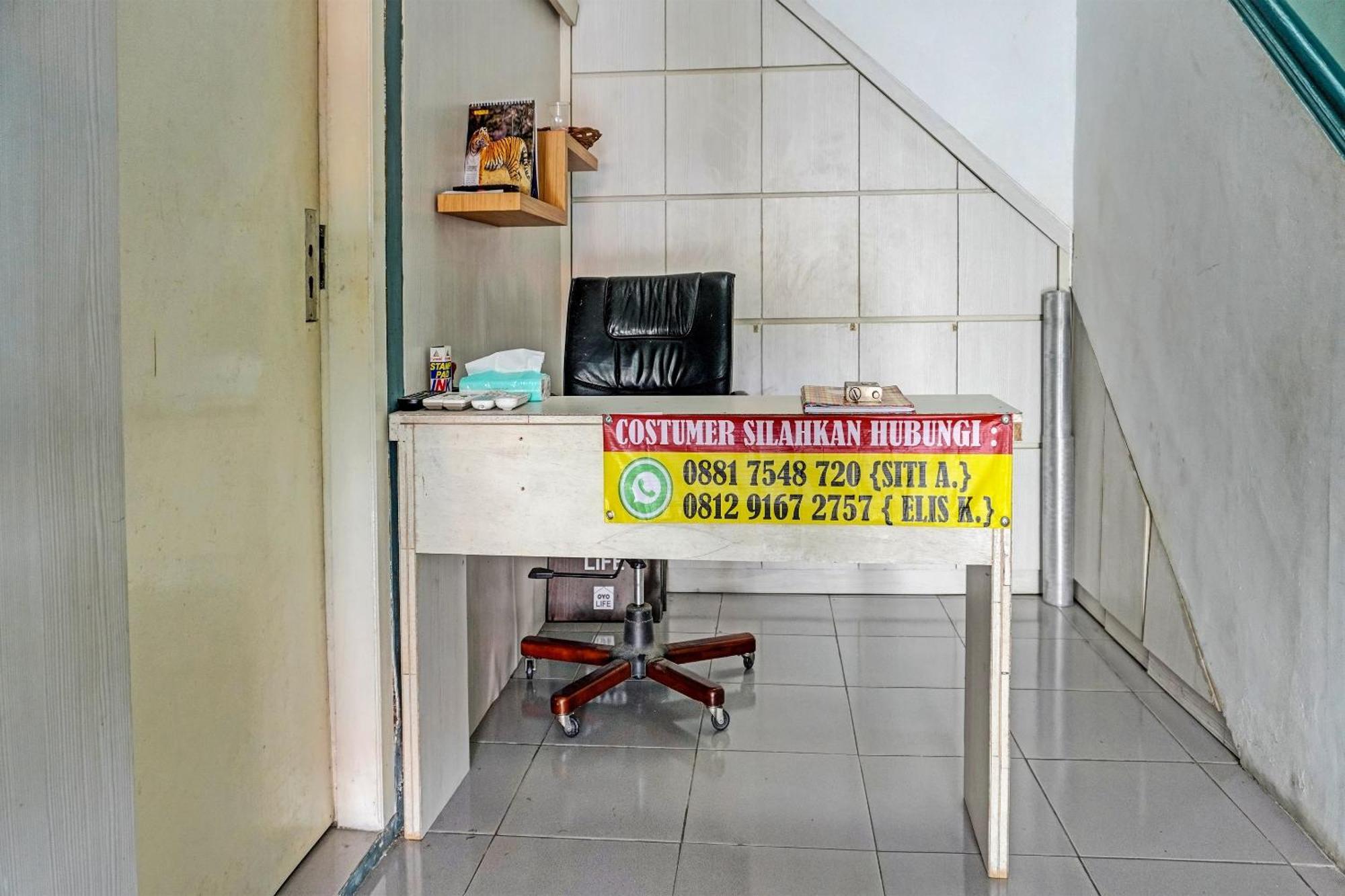 Oyo 91731 Home Stay Elis Cateliya Syariah Karawang Exterior photo
