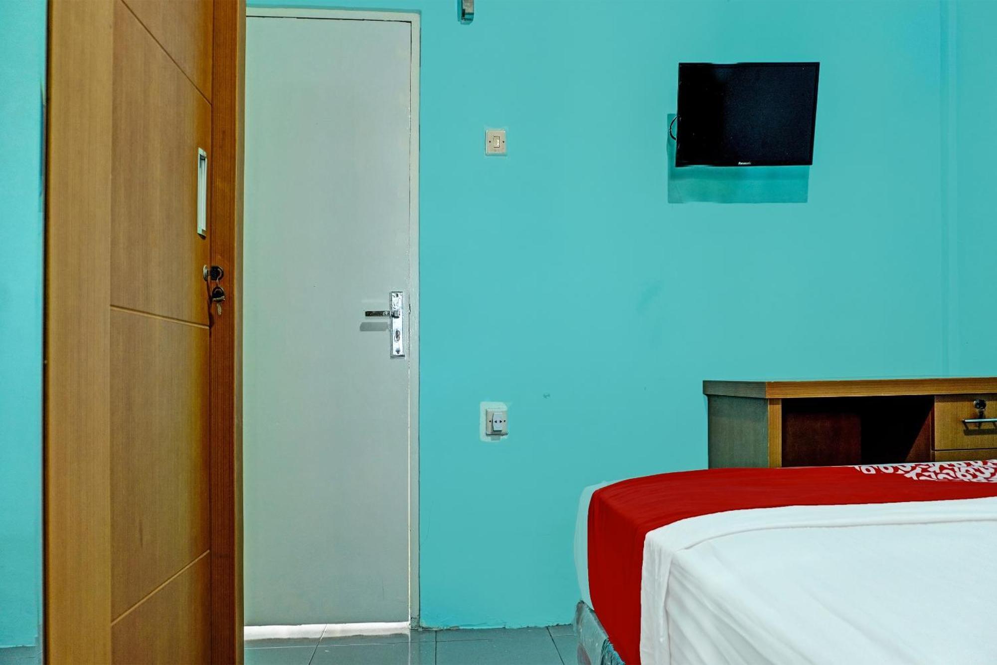 Oyo 91731 Home Stay Elis Cateliya Syariah Karawang Exterior photo